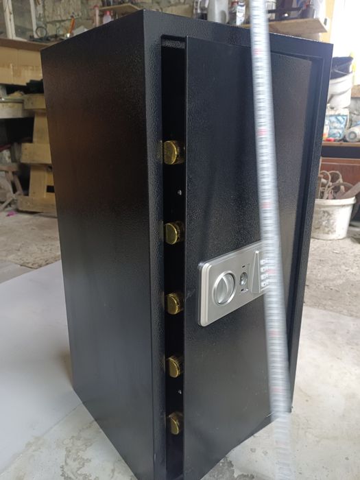 Сейф з ключом та  електричним паролем