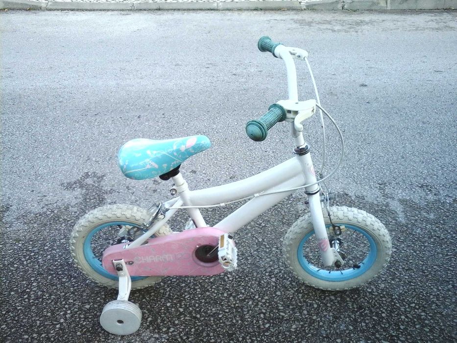 Bicicleta de criança com rodinhas em bastante bom estado p/ desocupar