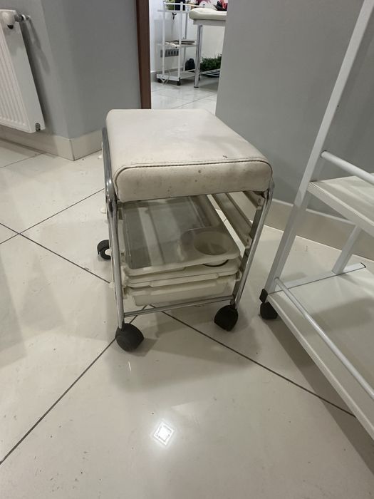 Стул для мастера педикюра