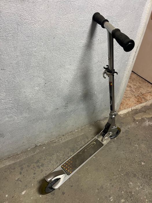 Trotinete em bom estado – prática e fácil de transportar