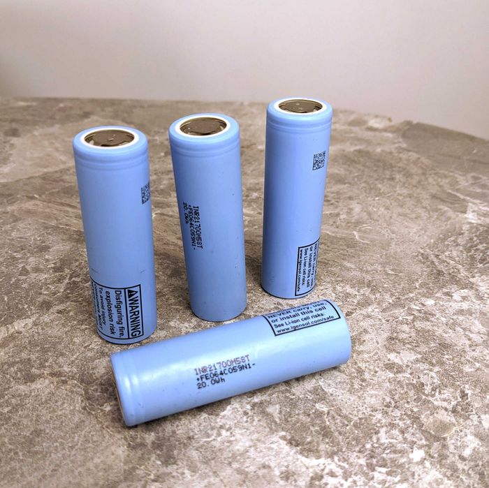 Акумулятор LG M58T 21700 найбільш ємкий 5800 mAh, сині