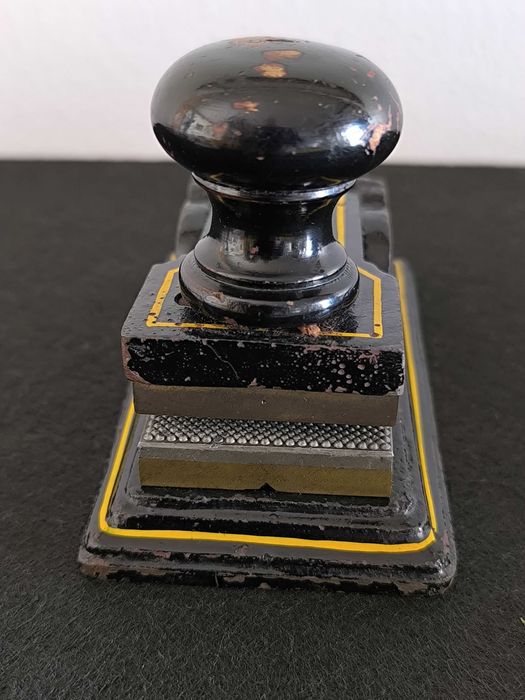 Antigo selo branco (séc XIX/XX) em metal, com pega em madeira circular