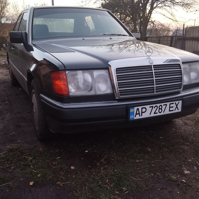 Mercedes w124 в кузові седан 1992 року випуску