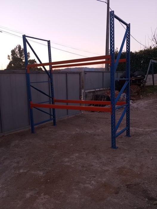 Mesa de 2 bastidores e 4 travessas laranjas