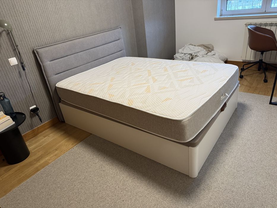Cama com estrado elevatório e colchão incluído