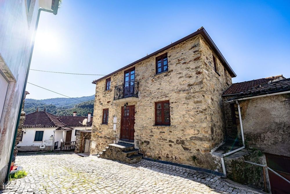 Encantadora Vivenda de Arquitetura  de Pedra  - com  Anexo T1+1 , Jard