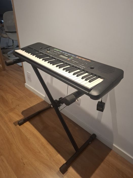 Teclado Yamaha PSR-E253 + Suporte