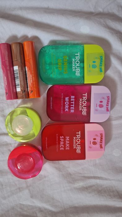 Mgiełka do twarzy, balsamy do ust, błyszczyk do ust Trouble Maker 1 sz