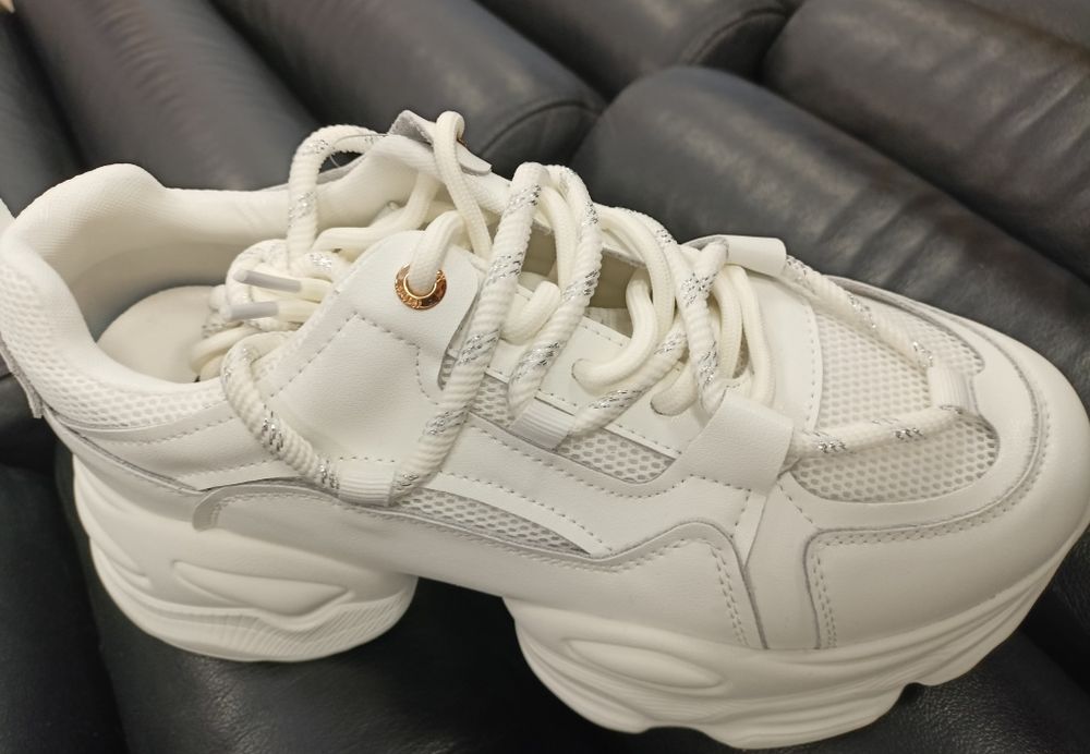 Sneakersy dwa modele białe Goe