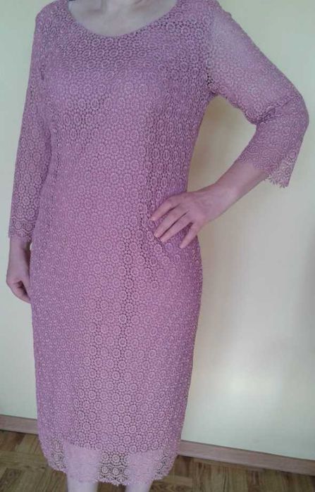 Elegancka różowa sukienka gipiura koronka