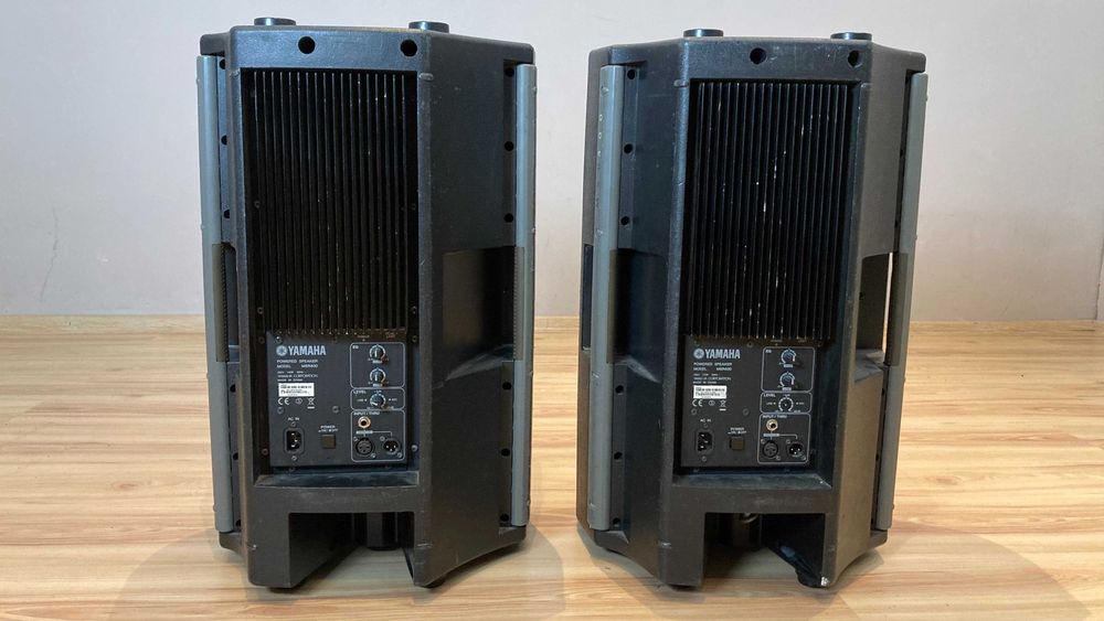 Dwie kolumny głośnikowe / Yamaha MSR400