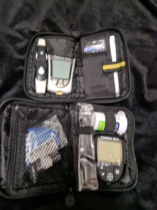 Glukometr x 2 sztuki.