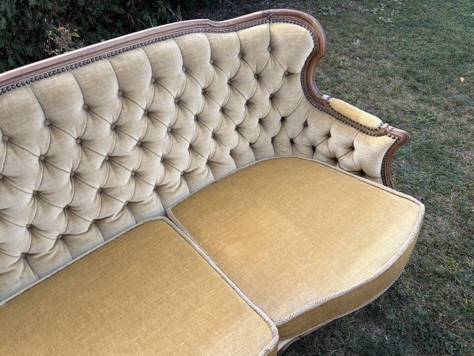Stylowa kanapa ludwikowska / Sofa 3-osobowa w stylu Ludwika XV (Miodowy Welur/Aksamit)