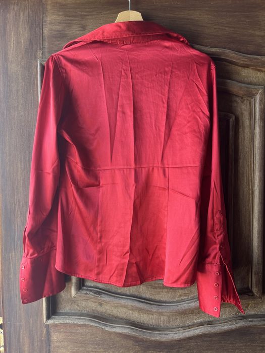 Blusa vermelha em CETIM.