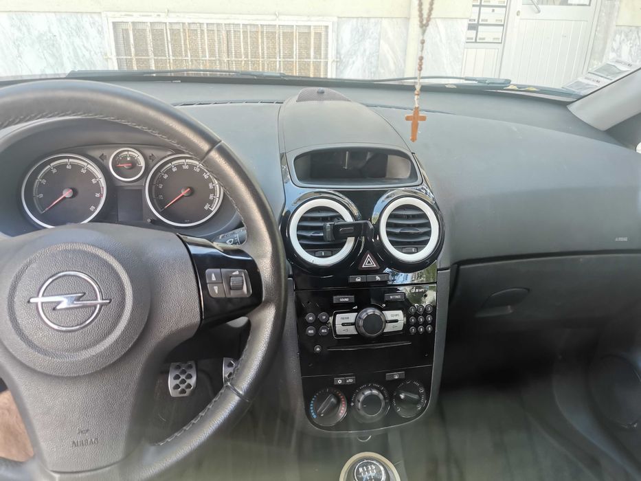 Opel corsa 1.4 Black Edition