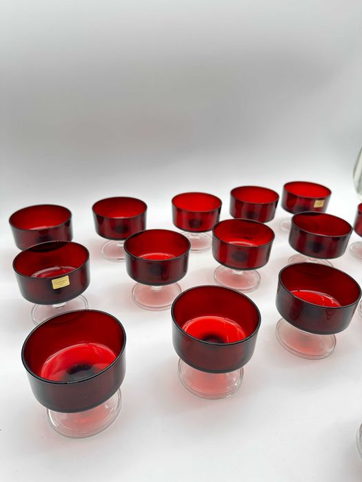 Piękny duży zestaw kieliszków deserówek czerwone szkło Luminarc 16szt