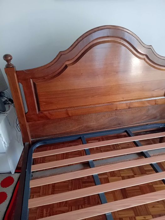 Cama de casal em bom estado