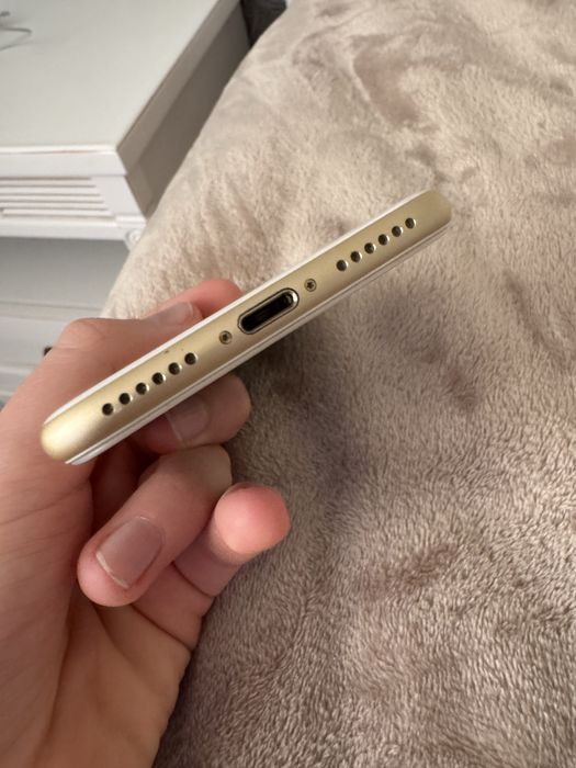 Продам IPHONE Apple 7