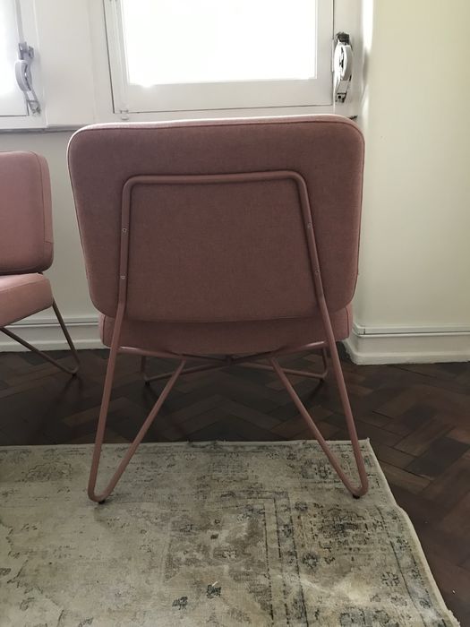 Cadeiroes em pano rosa