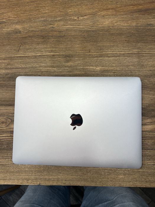 MacBook Pro 13” (2017) | i5 | 8 GB RAM |