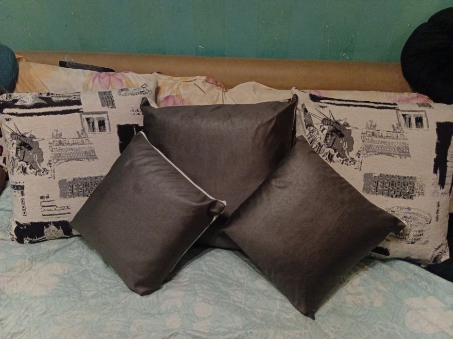 Продам комплект подушек почти новые.