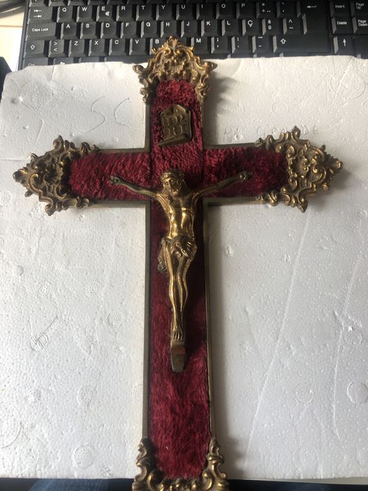 Muito antigo  peca religiosa  bronde pesada