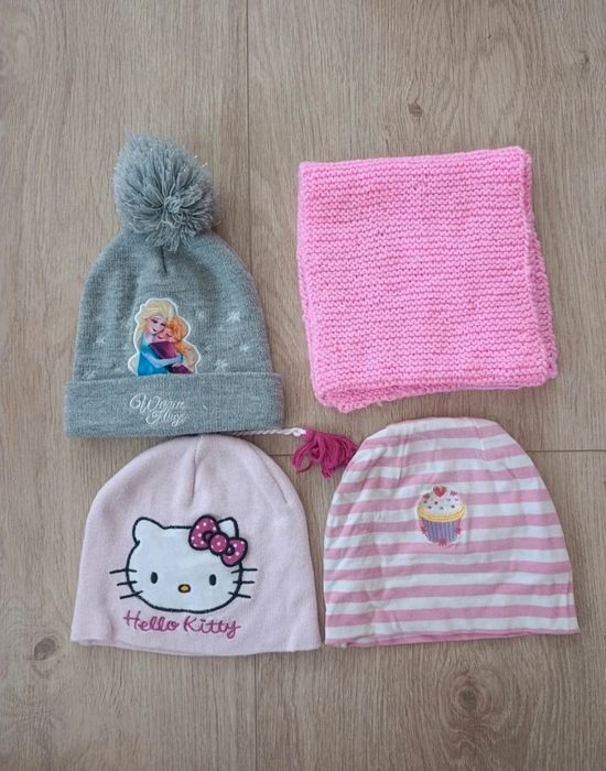 czapka Elzy z Krainy Lodu oraz Hello Kiity oraz z muffinką i  szalik.