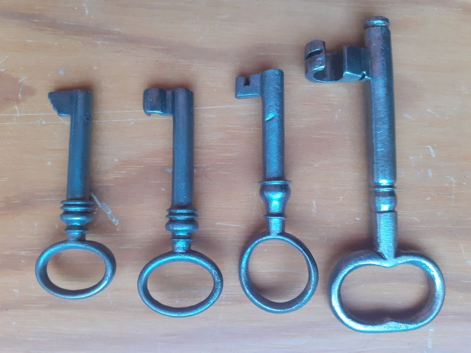 Conjunto de 4 chaves antigas com verniz para não oxidar.