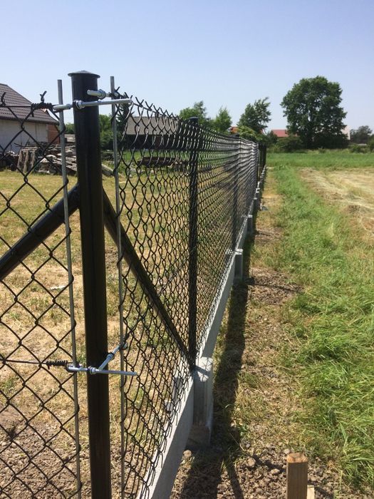 Ogrodzenie betonowe, siatka, podmurówka, pustak, słupek