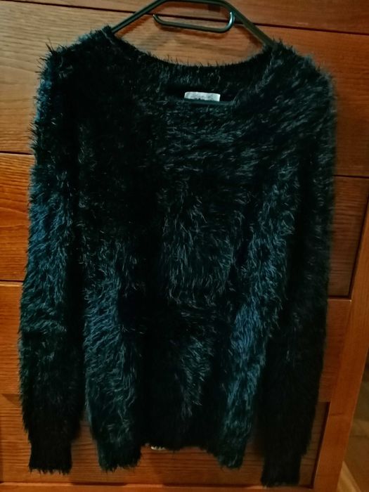 Camisola preta de pelinho.