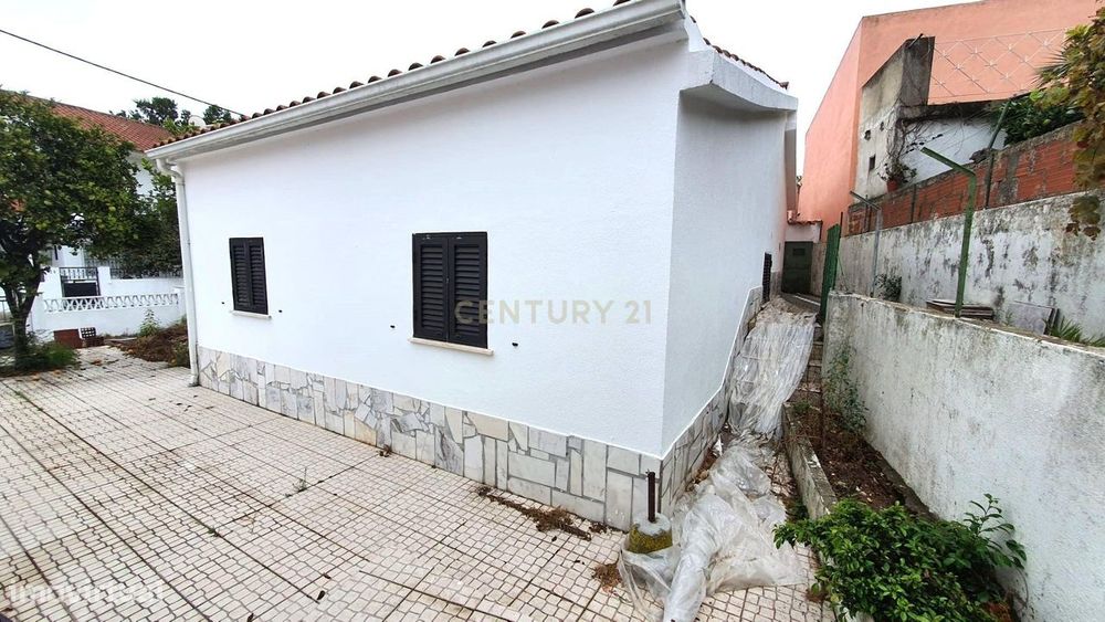 Moradia Térrea  nas Quintinhas - Charneca Caparica  # Preço Negociável