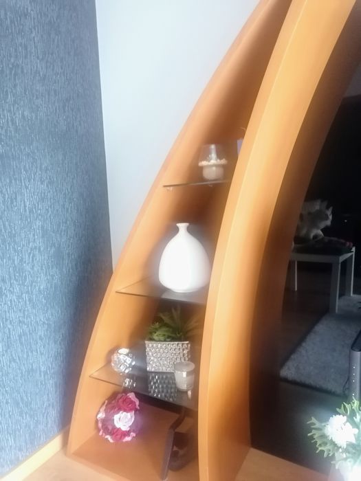 Móvel de TV em madeira e com vidro fosco preto