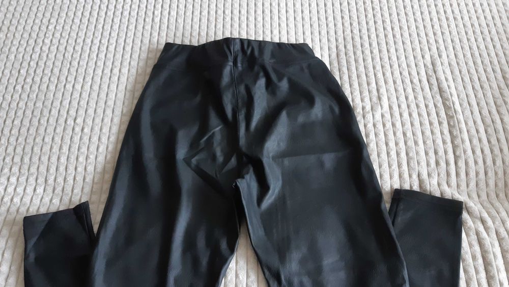 Spodnie skóra ze złotymi ozdobami