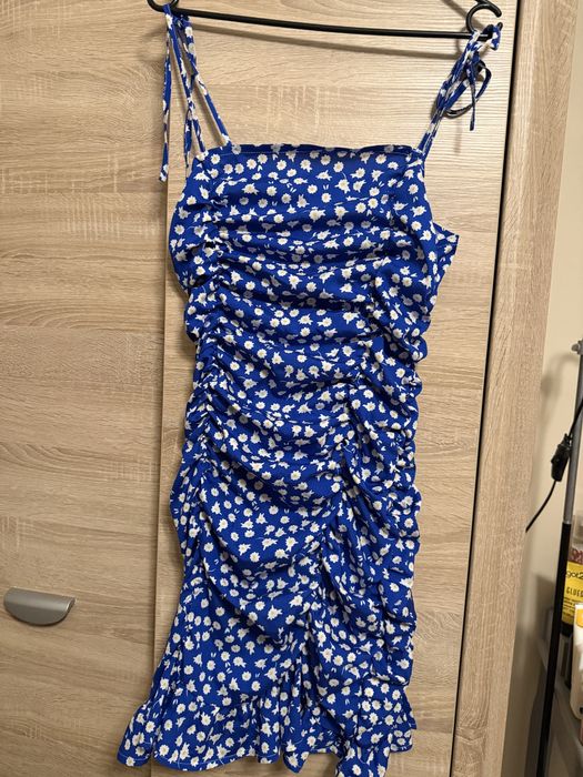 Granatowa sukienka w kwiatki