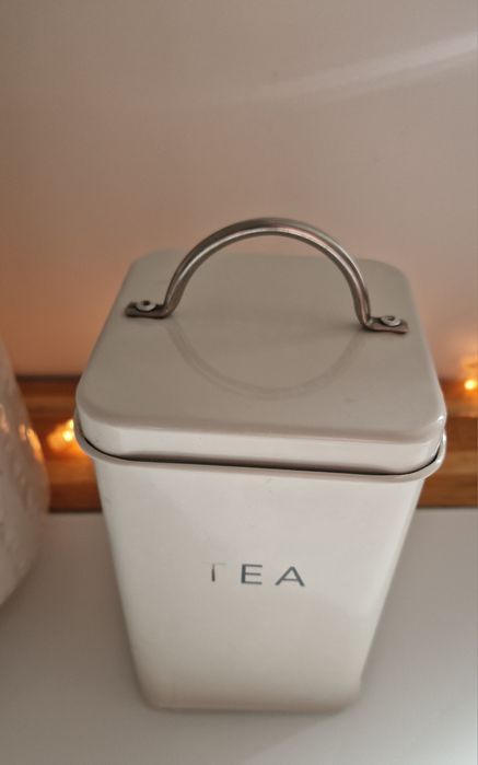 Stylowy pojemnik na herbatę z napisem TEA