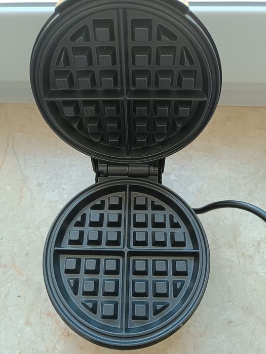 Нова.Вафельниця Liberton LWF-0500