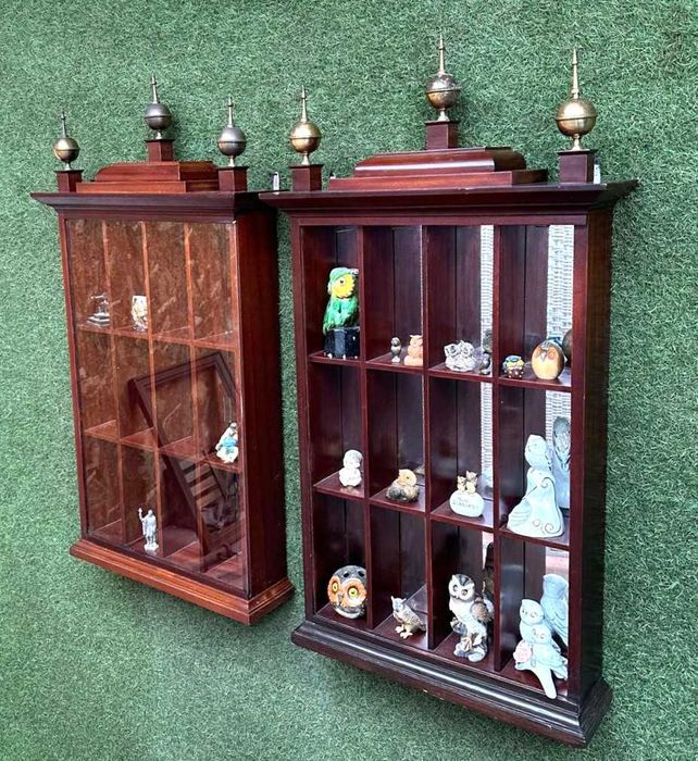 Expositores de coleções, antigos, um com vidro frontal outro sem