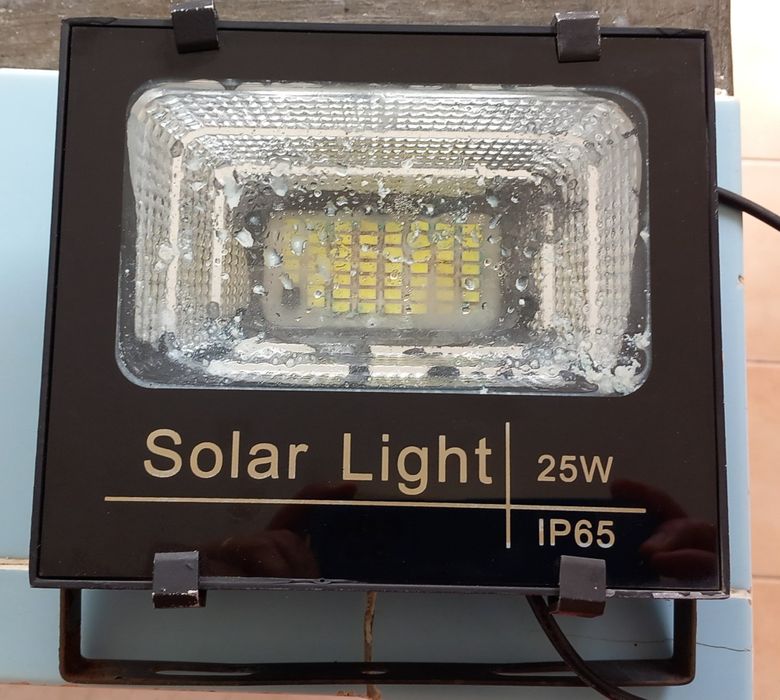 Led solar com painel