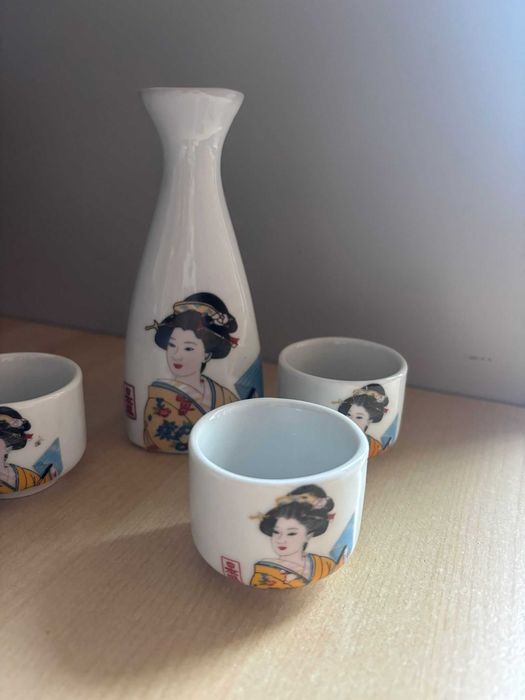 butelka na sake  i kubki na sake zestaw ceramiczny