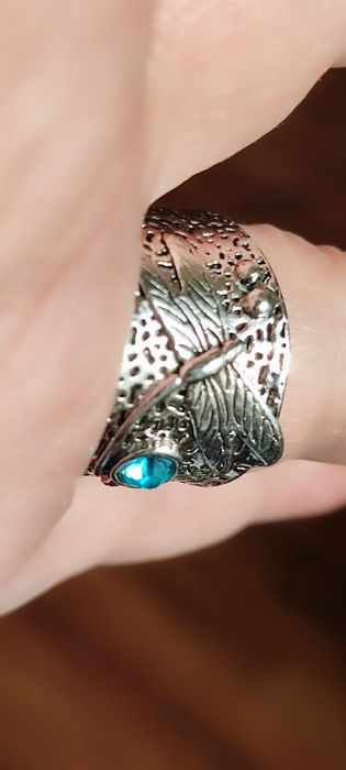 Srebrzysty pierscionek