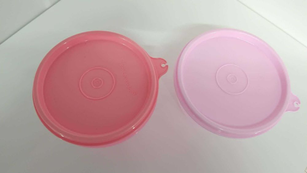 Conjunto de duas refrigeradoras marca tupperwar de 380 ml cada, novas, em tons rosa.