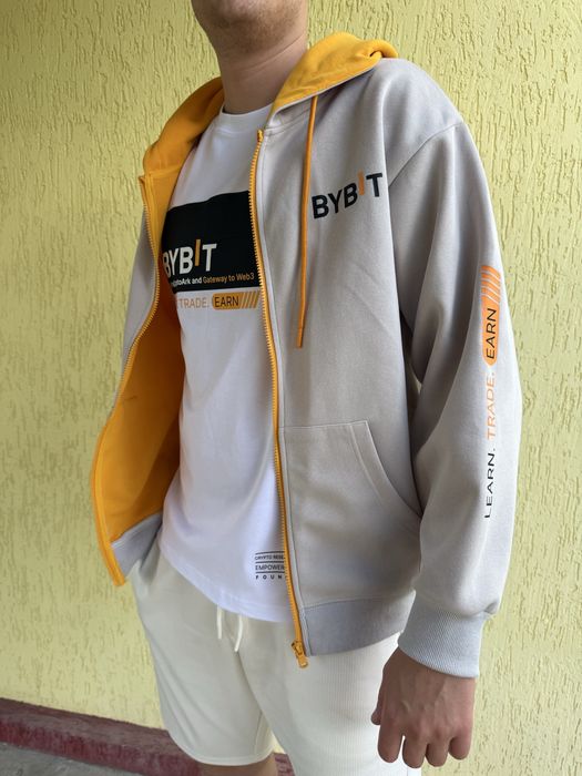 Новий оригінальний мерч BYBIT: худі, футболки, кепки, термос, шопер
