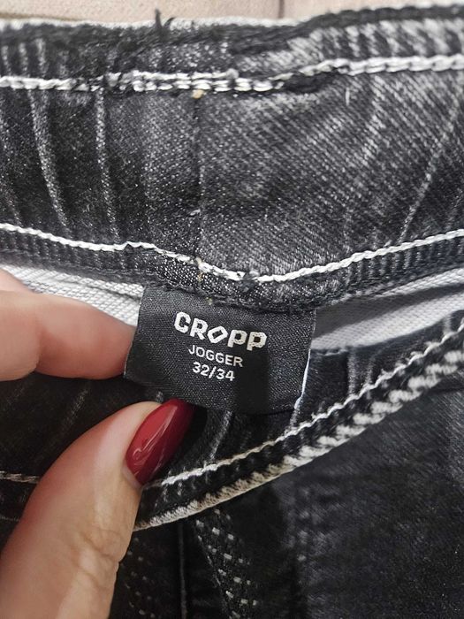 Spodnie Jogger kolor czarny przcierany CROPP rozmiar 32/34
