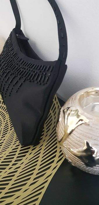 Torebka wieczorowa mała kopertówka kolor czarny materiał satyna