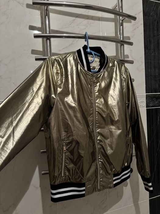 Золотистий бомбер