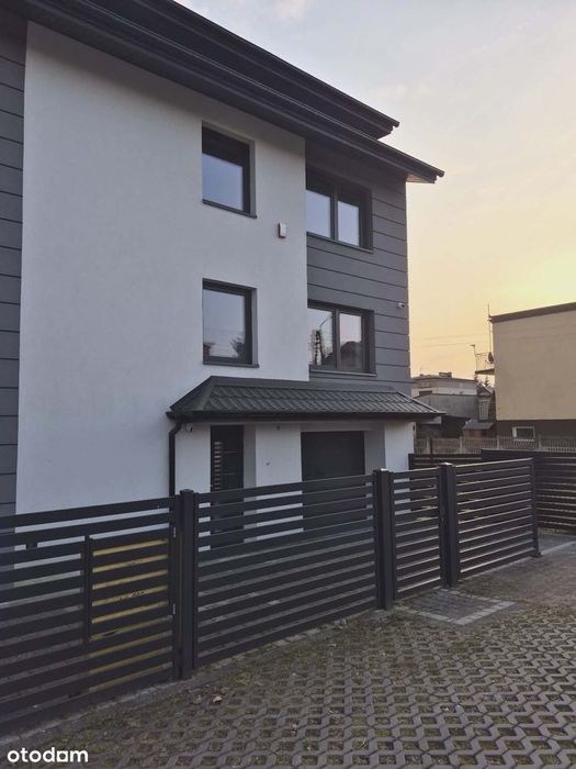 Przestronny dom z garażem do zamieszkania/ na biura/usługi/ firmę