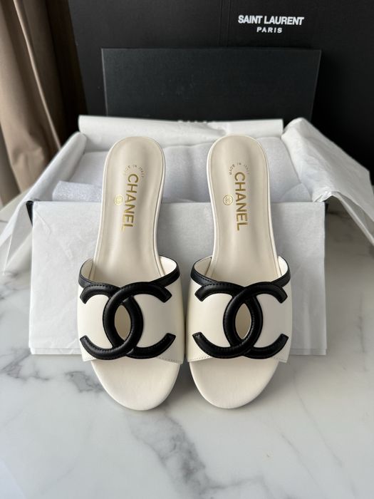 Klapki Chanel White Leather