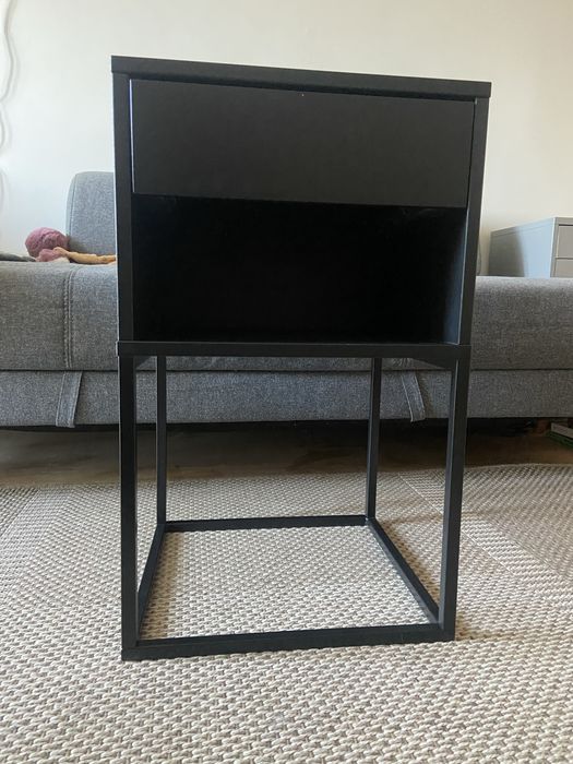 Czarny stolik nocny VIKHAMMER Ikea