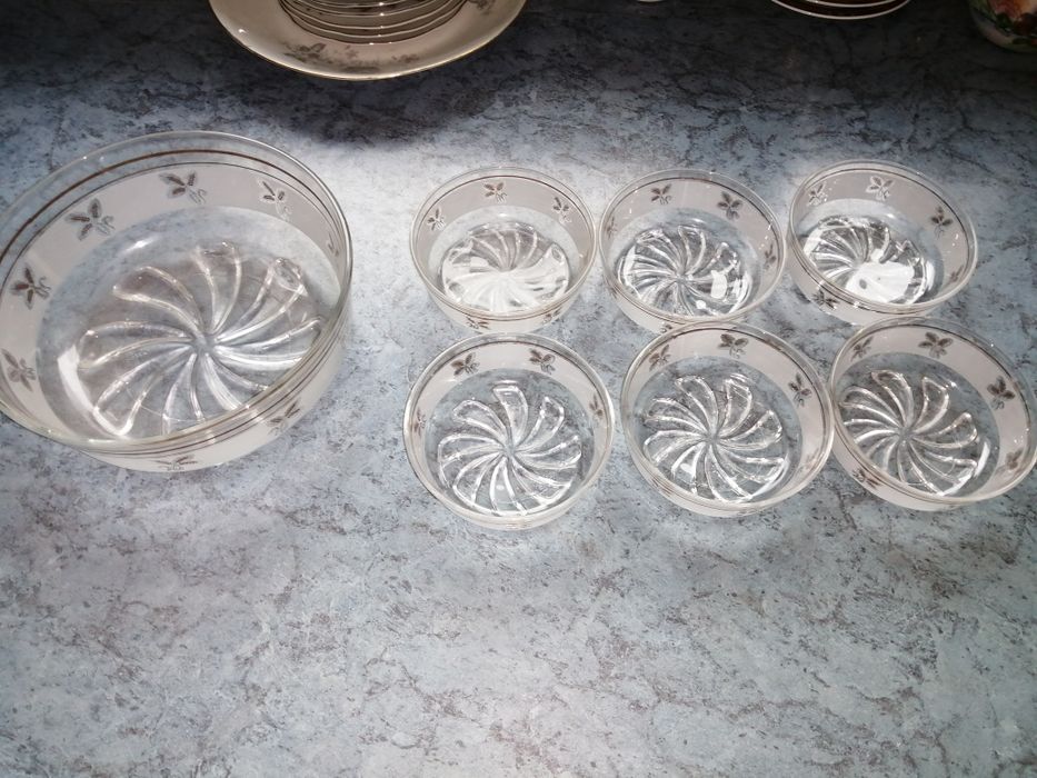 Salaterki szklane plus miska.