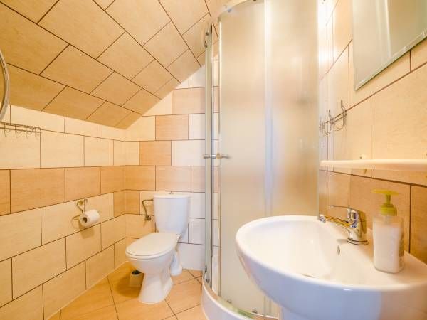 Dom  lub pokoje z łazienkami w Chmielnie